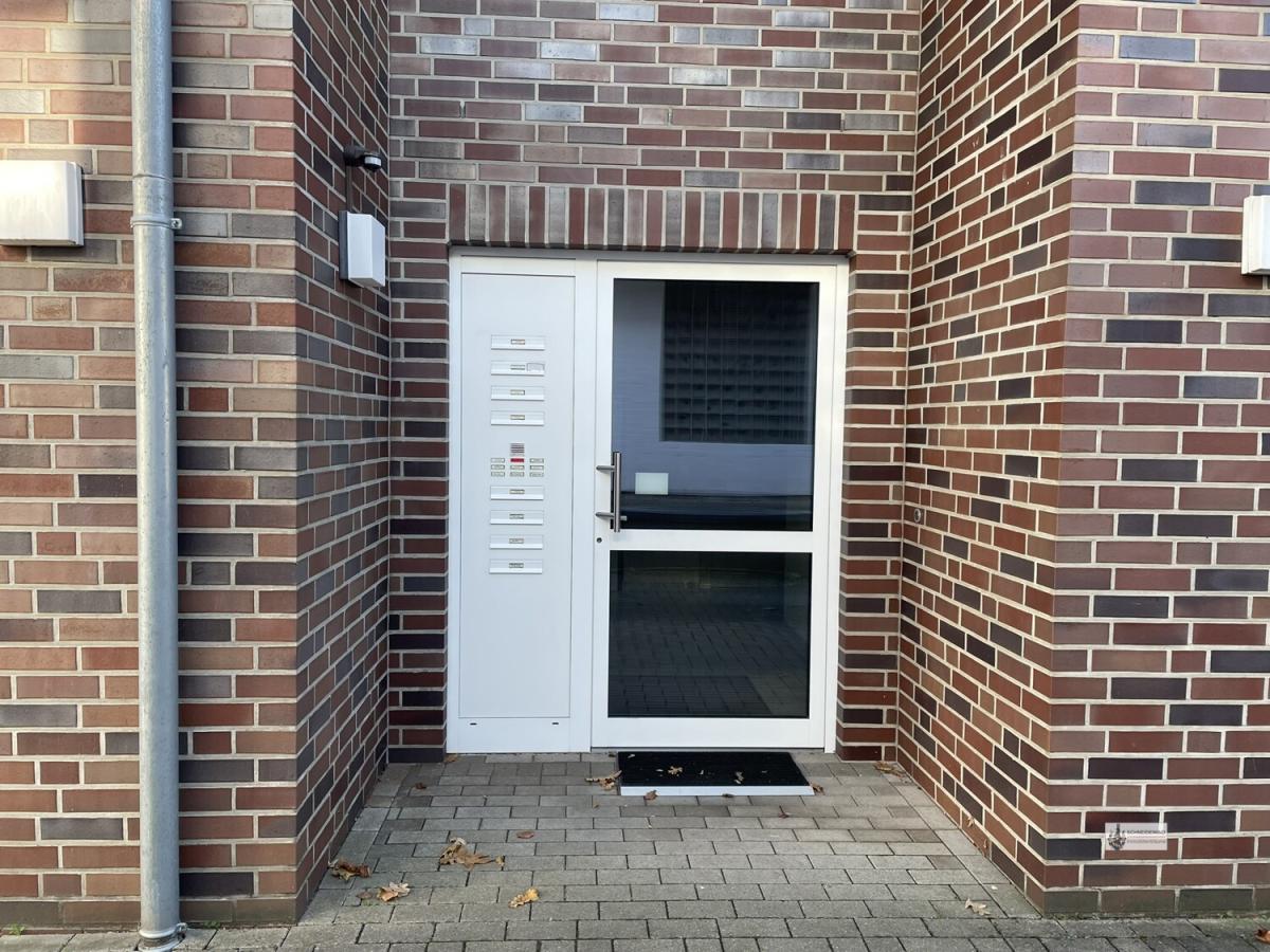 Hauseingang mit Klingelanlage