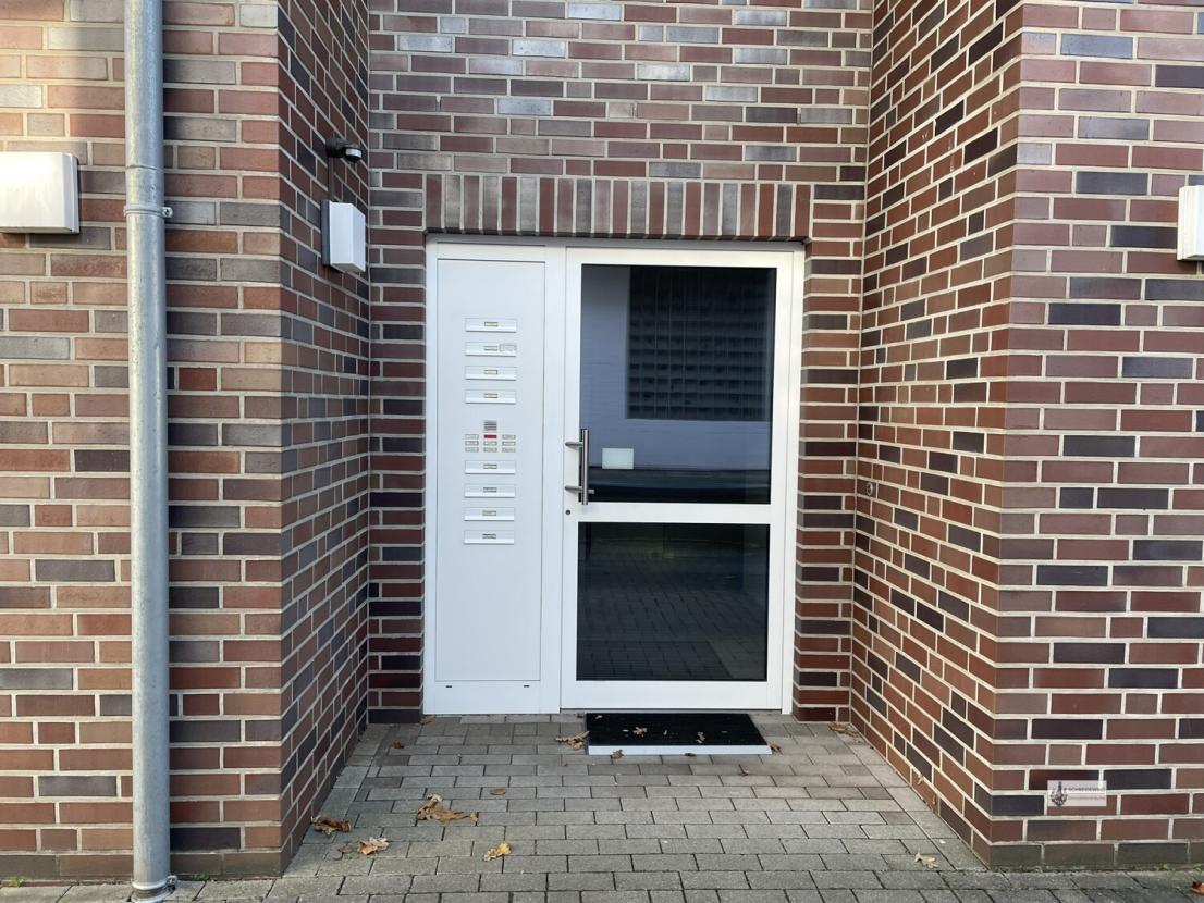 Hauseingang mit Klingelanlage