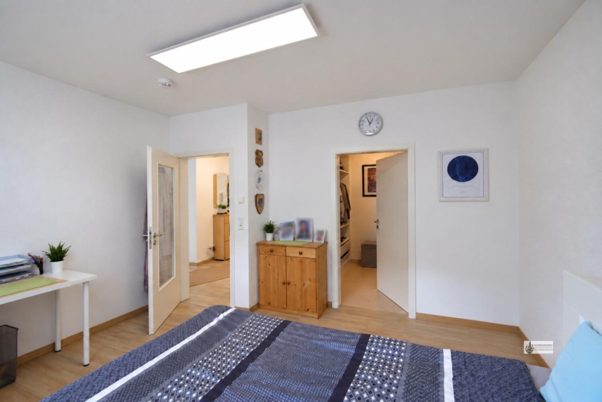Schlafzimmer mit separatem Ankleideraum