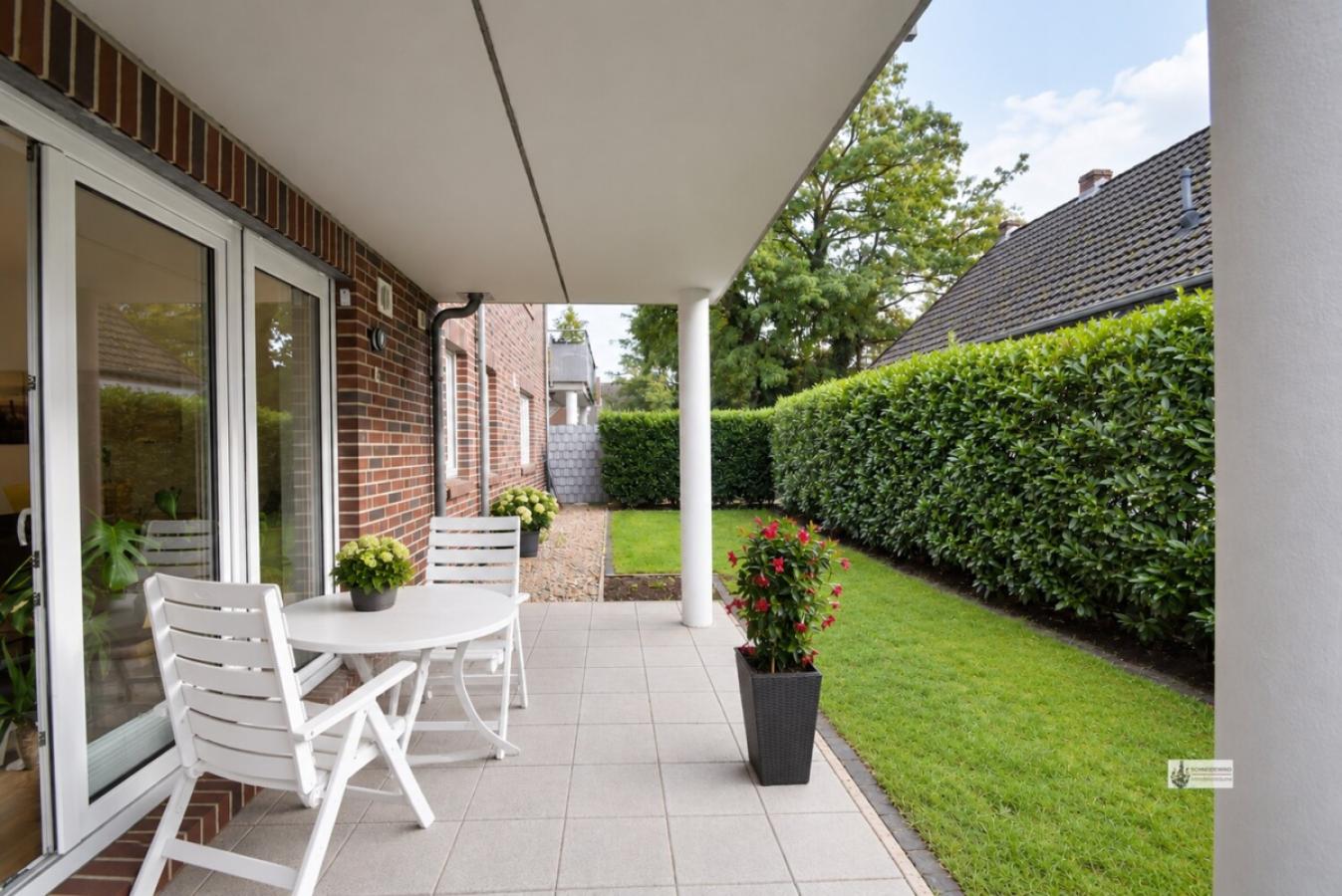 Terrasse mit Gartenblick