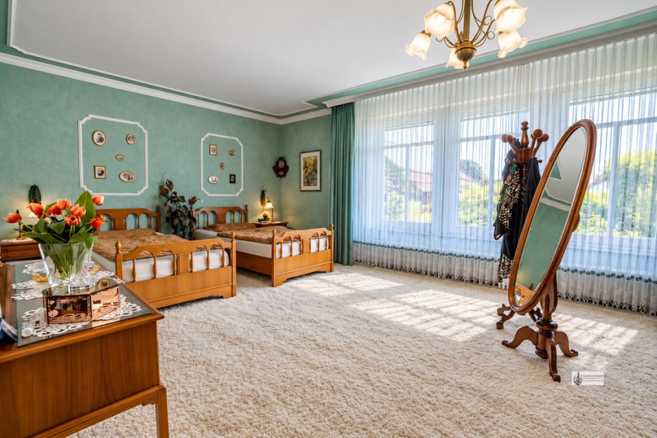 Großes Schlafzimmer im OG