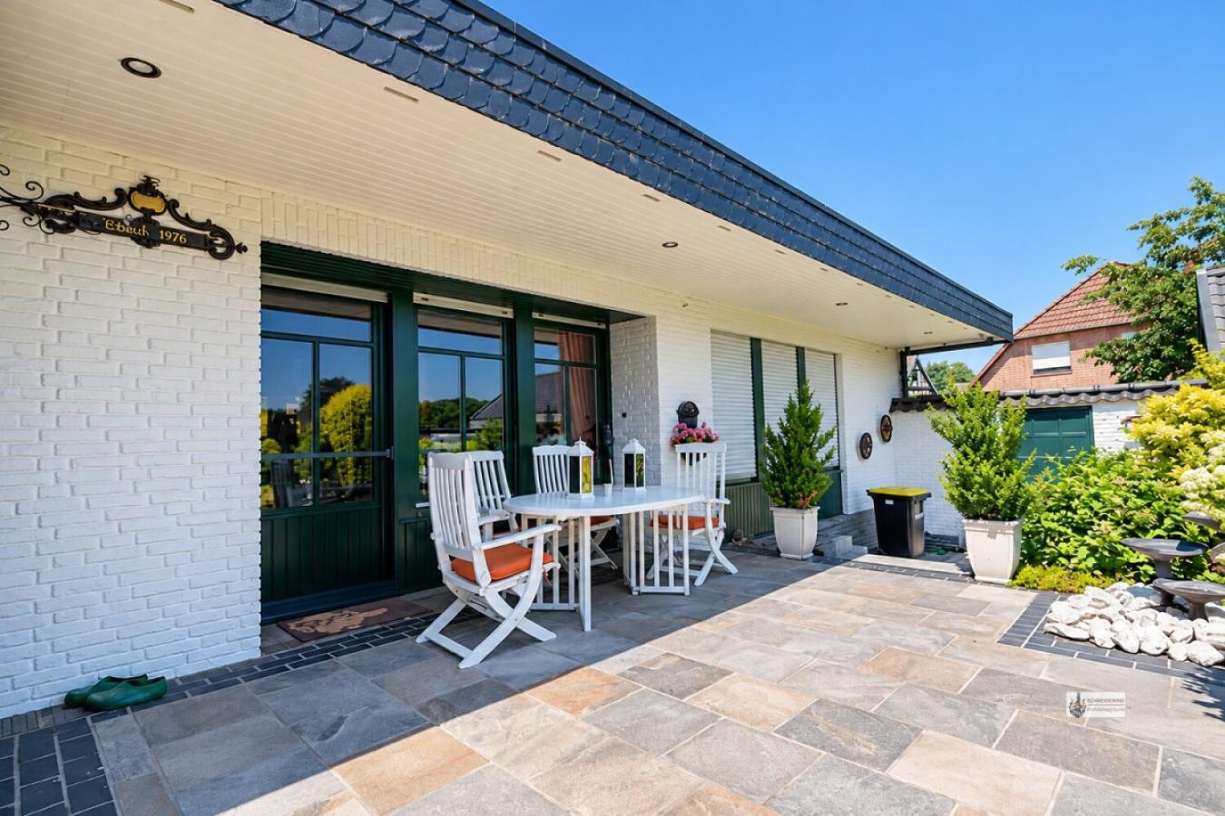 Überdachte terrasse mit Lichtstrahlern