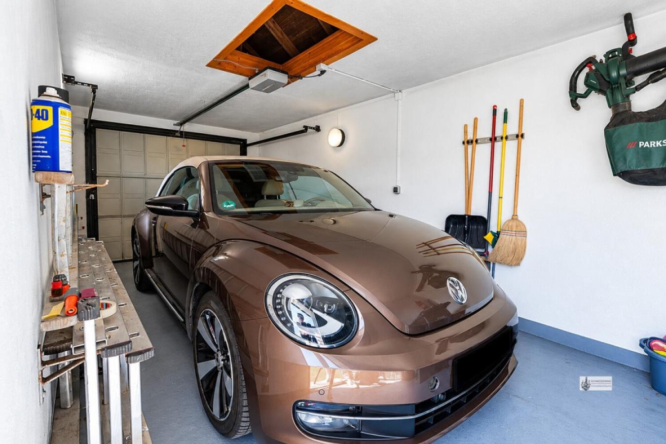 Große Garage mit Funkantrieb