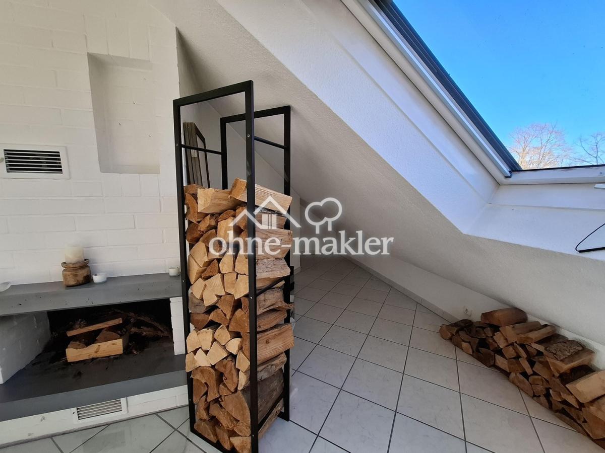 Stauraum neben dem Kamin