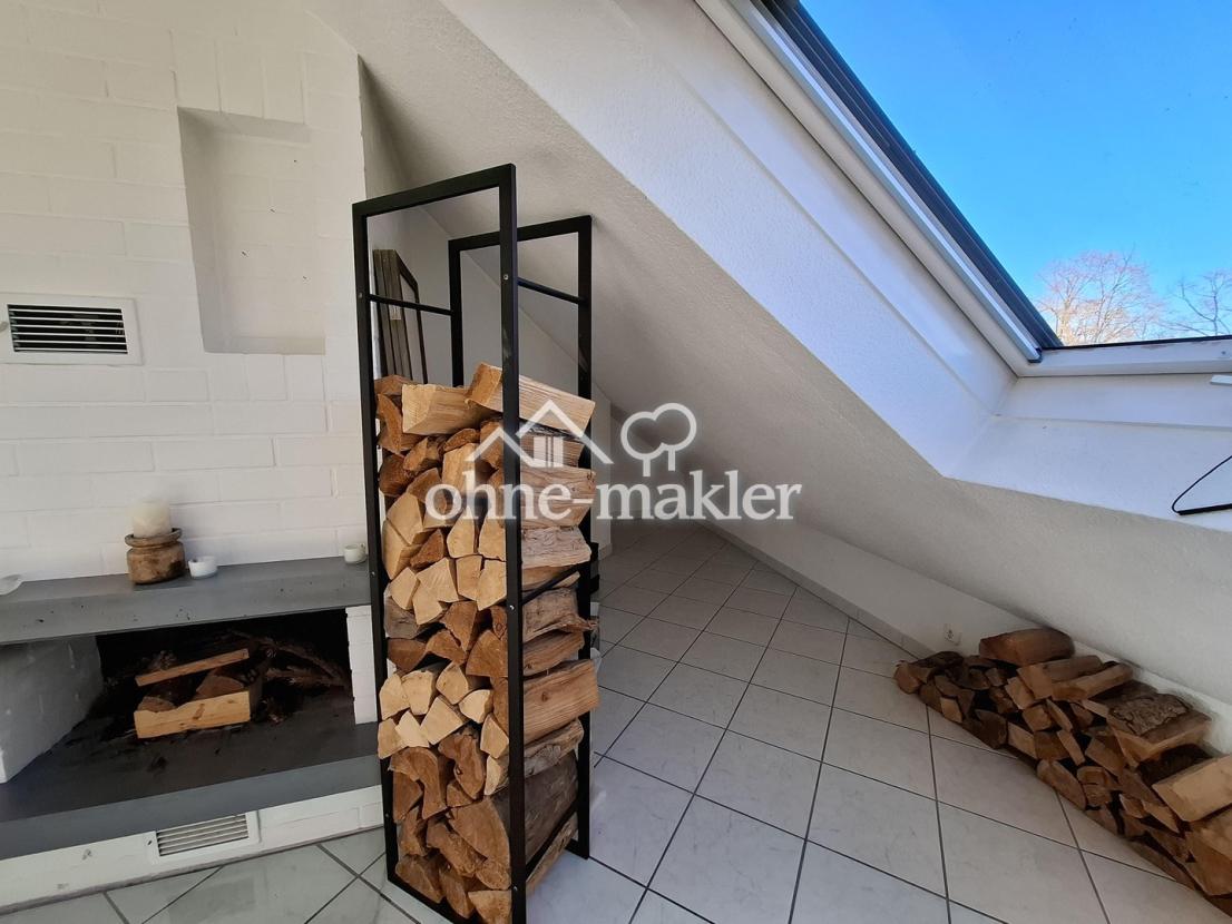 Stauraum neben dem Kamin