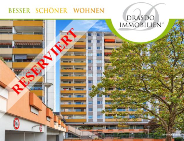 Städtische Wohnanlage unter blauem Himmel_Logo_res
