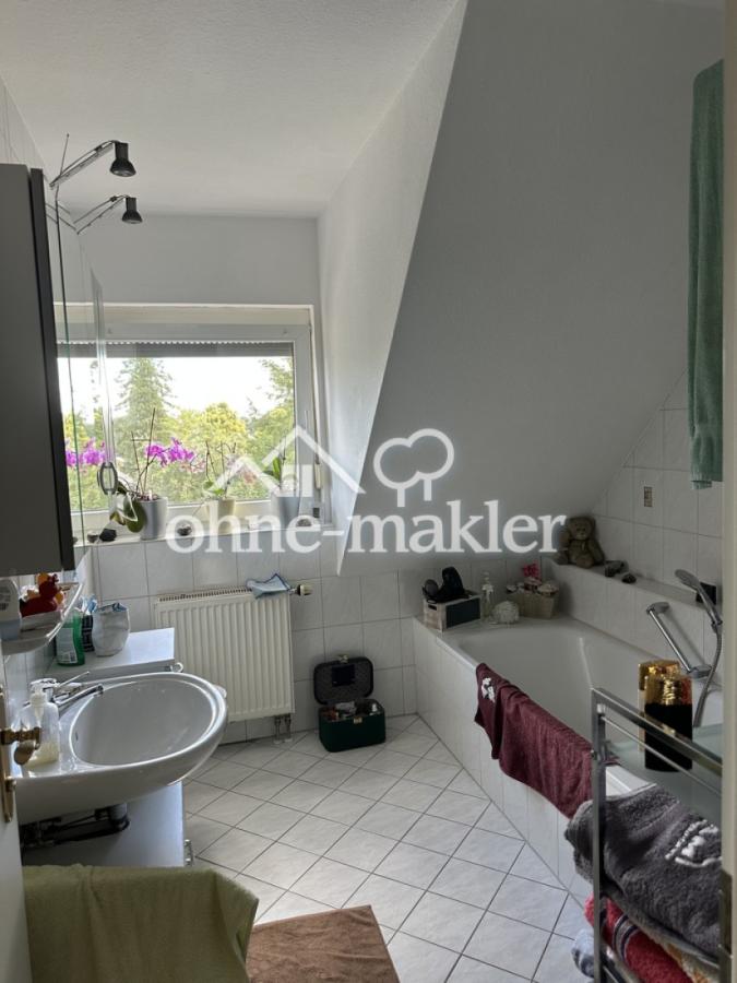 Bad mit Dusche und Wanne