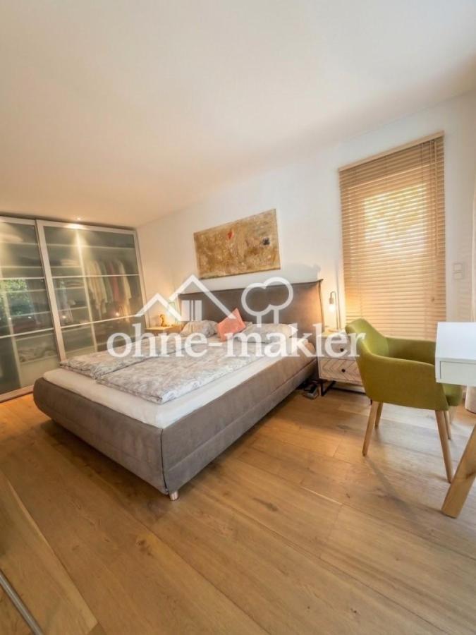 Hauptschlafzimmer mit Schrank