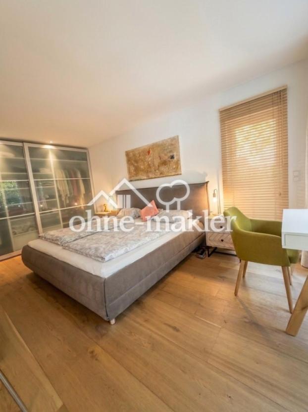 Hauptschlafzimmer mit Schrank