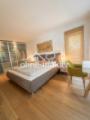 Hauptschlafzimmer mit Schrank