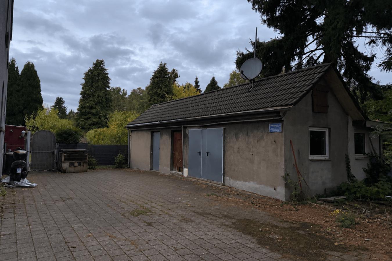 Hof und Garagen