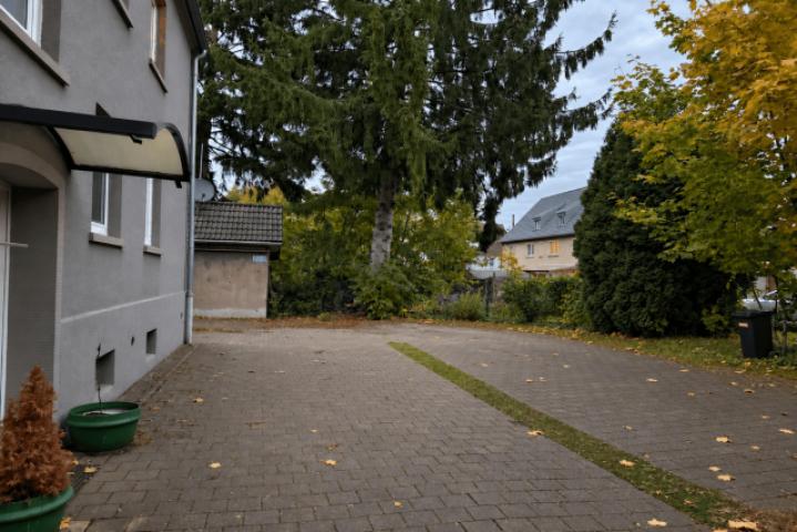 Hauseingang und Stellplätze