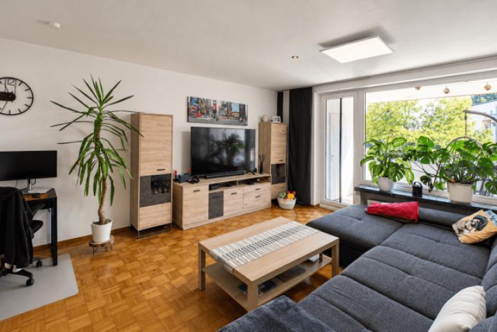 Wohnzimmer mit Balkon