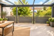 Helle Balkonterrasse mit Glasdach