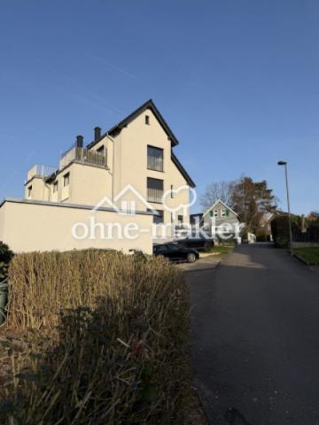 Garage und Hausansicht