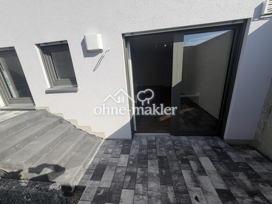 Terrasse und Eingang zur Wohnu