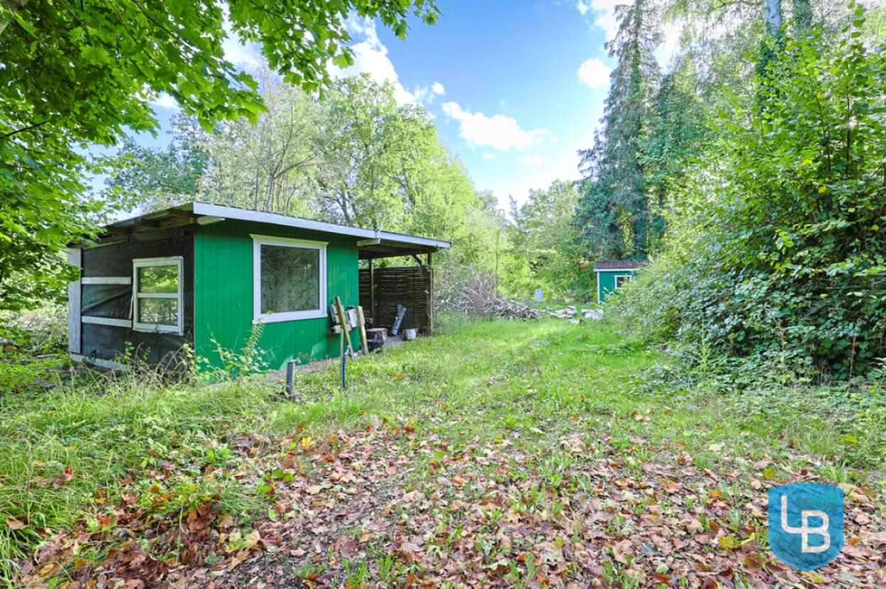 Hier stehen bereits zwei Gartenhäuschen/Hütten