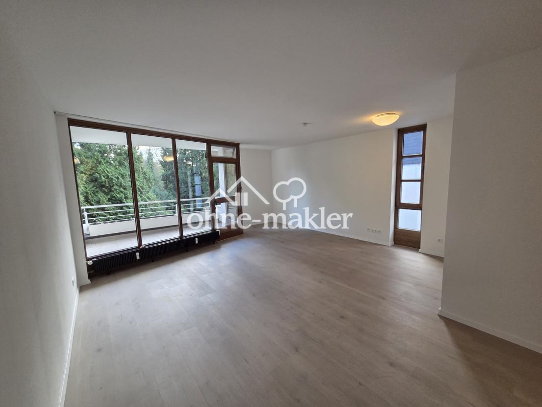 Wohnzimmer mit Fensterfront