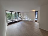 Wohnzimmer mit Fensterfront