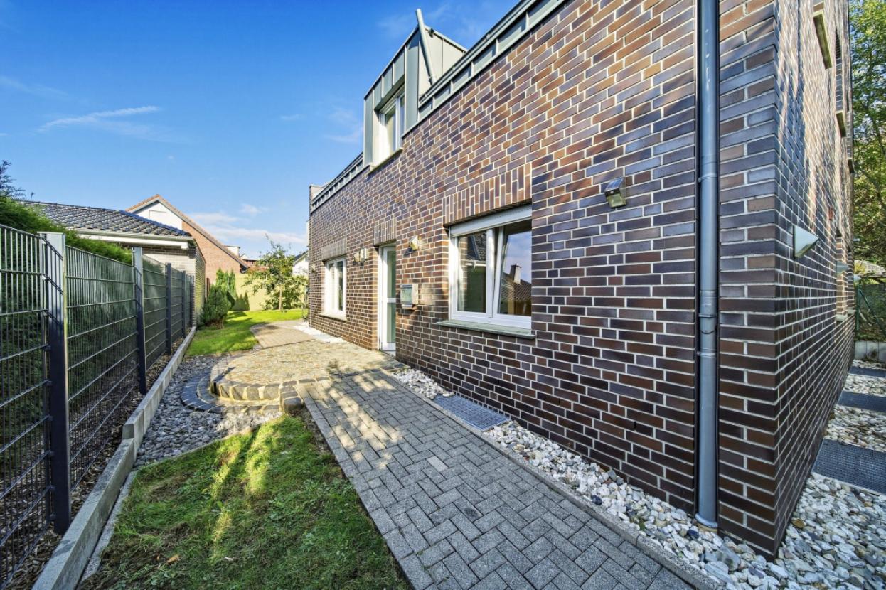 Seitenansicht mit Klinkerfassade