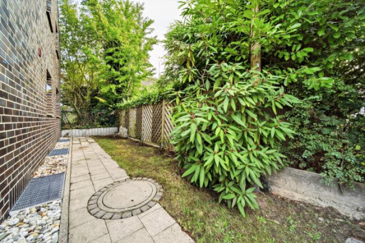 Seitlicher Gartenweg