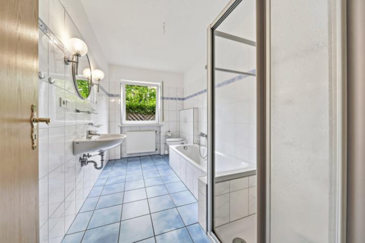 Badezimmer mit Wanne und Dusche im Erdgeschoss