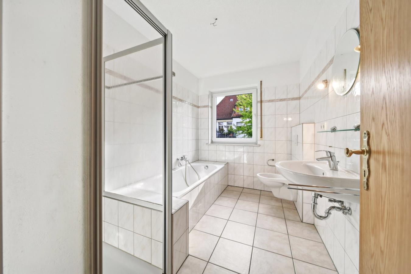 Badezimmer mit Wanne und Dusche im Dachgeschoss