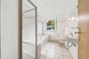 Badezimmer mit Wanne und Dusche im Dachgeschoss