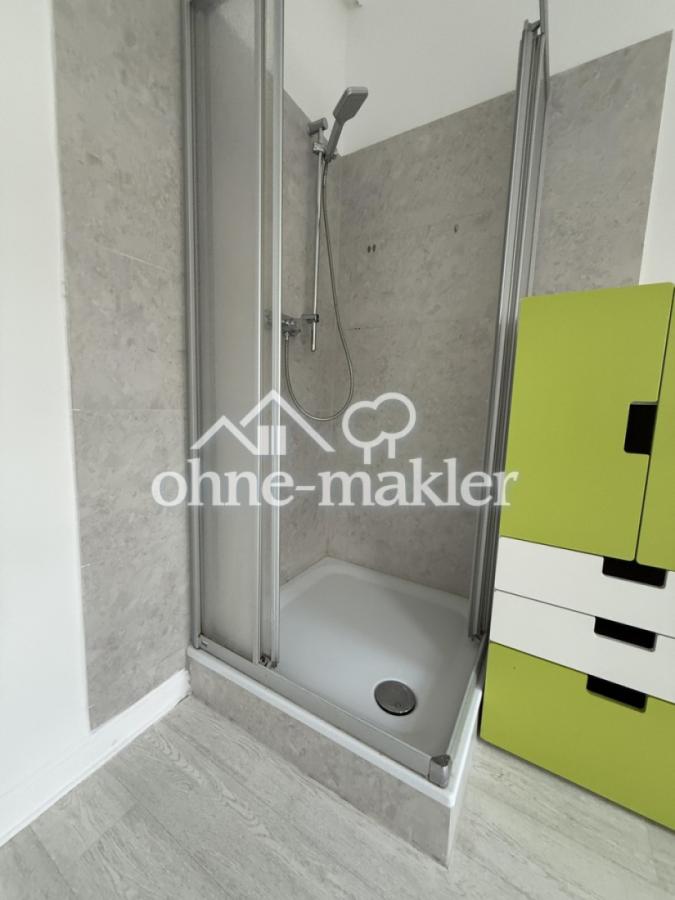 Dusche mit Schrank im Bad