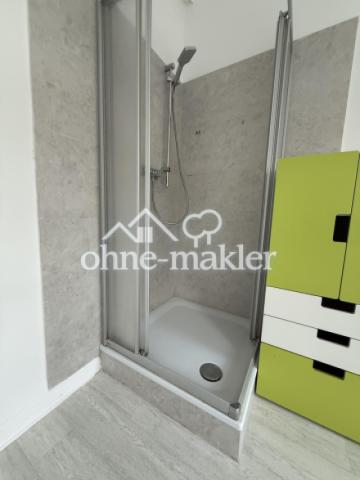 Dusche mit Schrank im Bad
