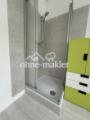 Dusche mit Schrank im Bad