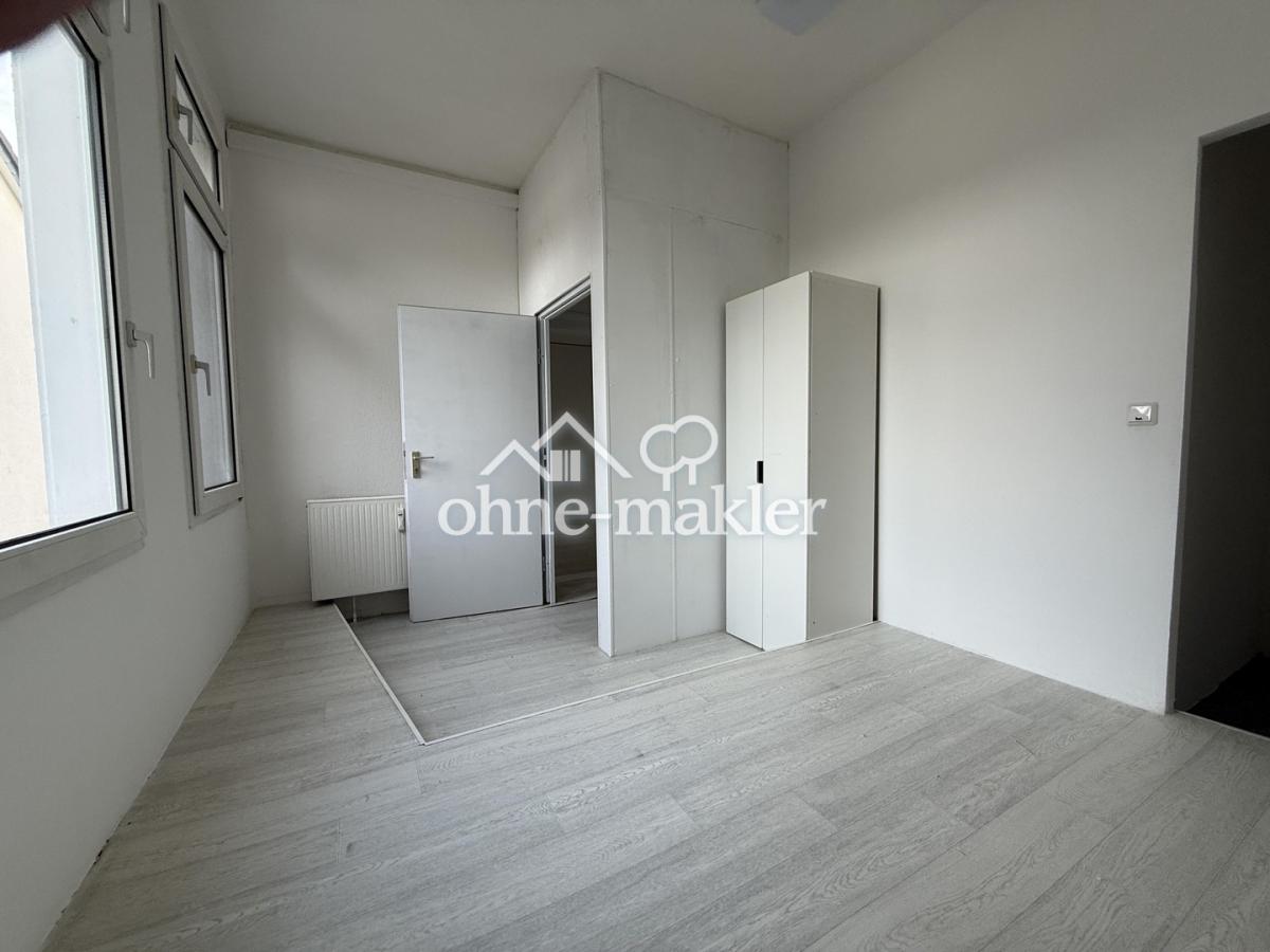 Schlafzimmer mit Schrank