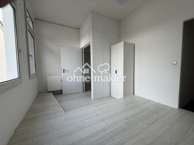 Schlafzimmer mit Schrank