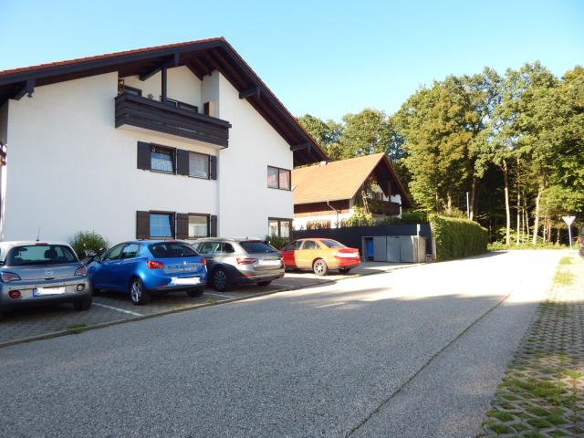 Zufahrt/Parkplatz