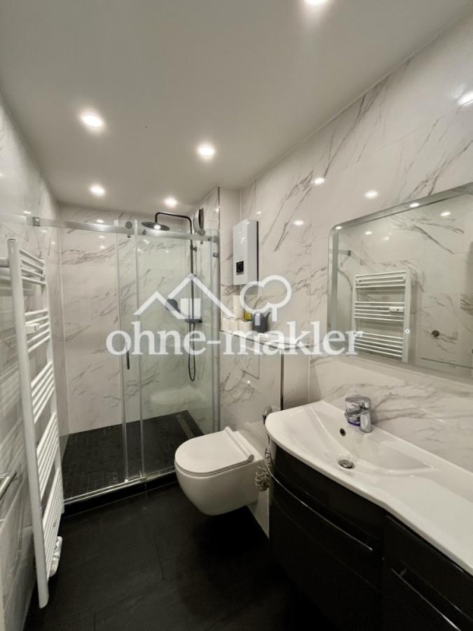 Modernes, helles Badezimmer