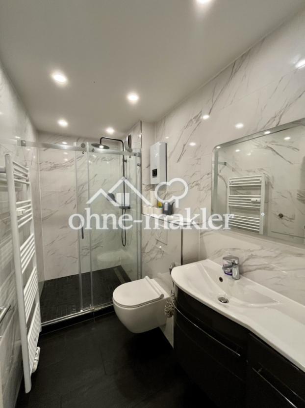 Modernes, helles Badezimmer