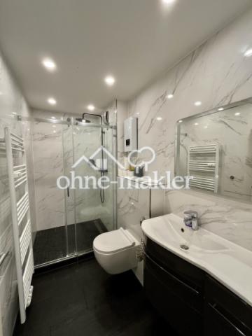 Modernes, helles Badezimmer