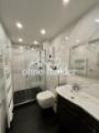 Modernes, helles Badezimmer