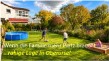 Kinder spielen im Garten