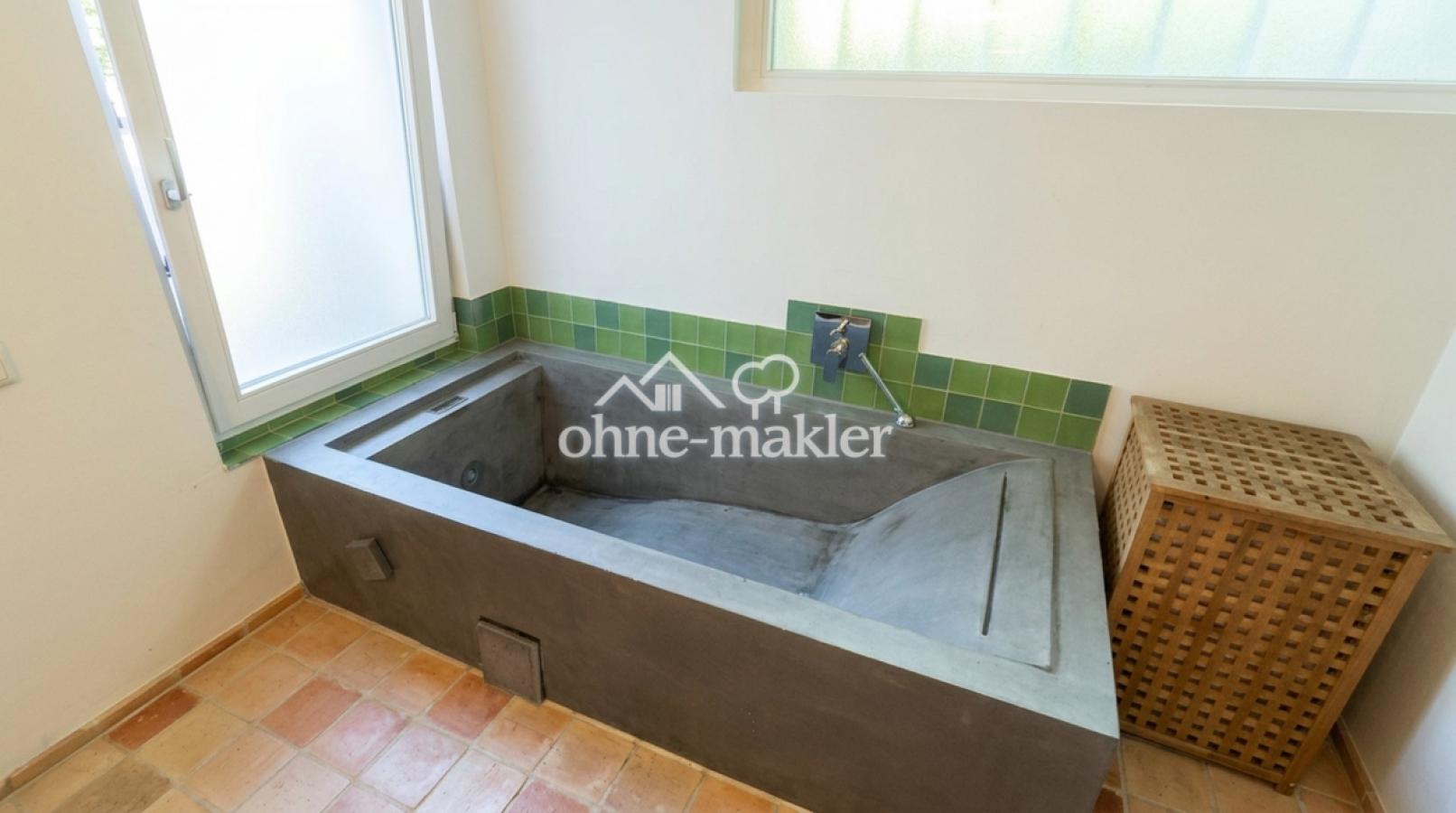 Bad mit Badewanne