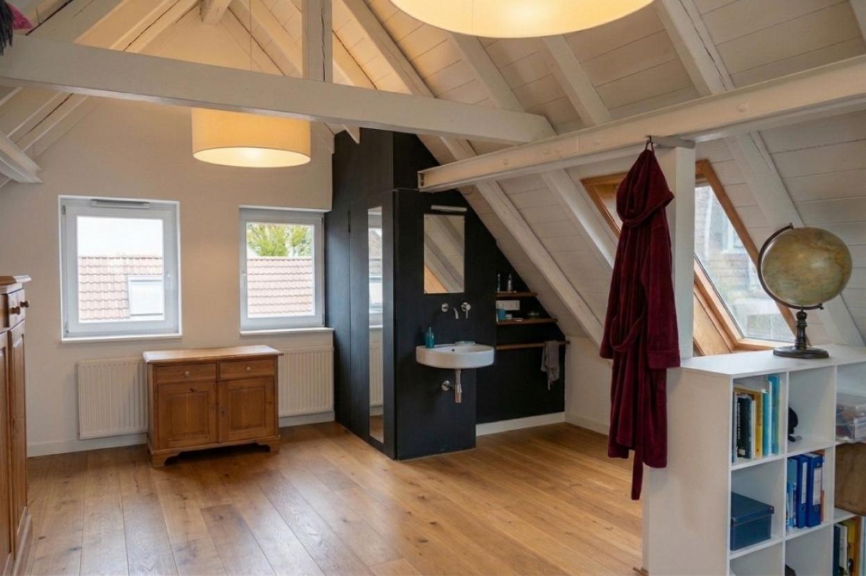 Vorderhaus Maisonette-Wohnung - ausgebauter Spitzboden mit WC