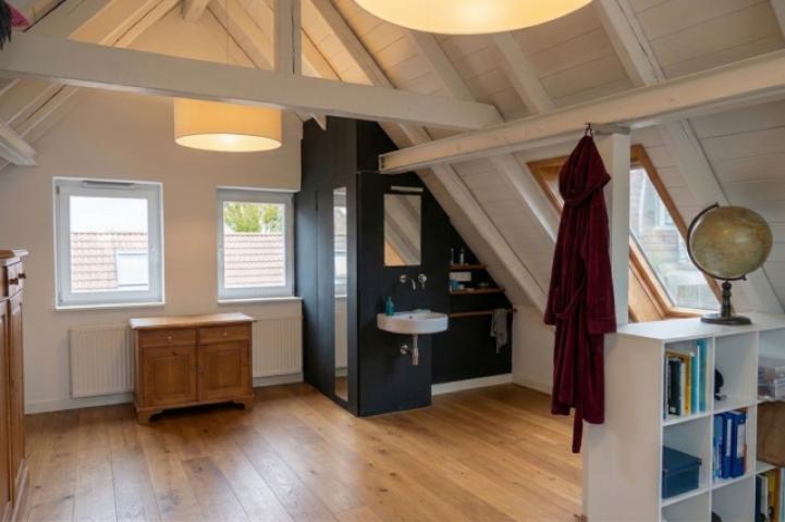 Vorderhaus Maisonette-Wohnung - ausgebauter Spitzboden mit WC