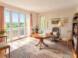 Wohnzimmer mit Balkon
