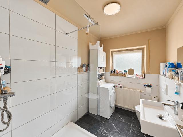 Tageslichtbad mit Dusche + WC EG