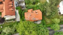 Kleines Haus auf großem Grund