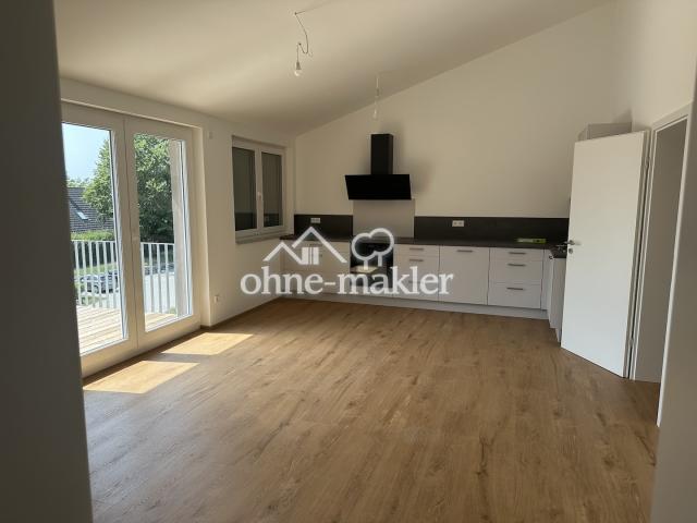 Wohnzimmer mit Einbauküche