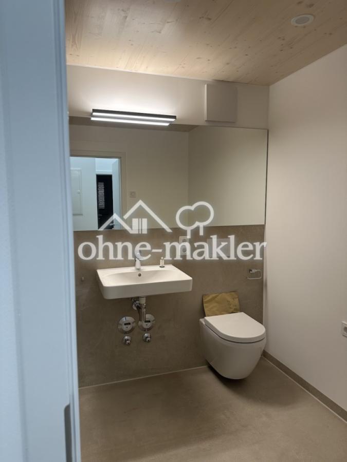 Waschbecken und Toilette
