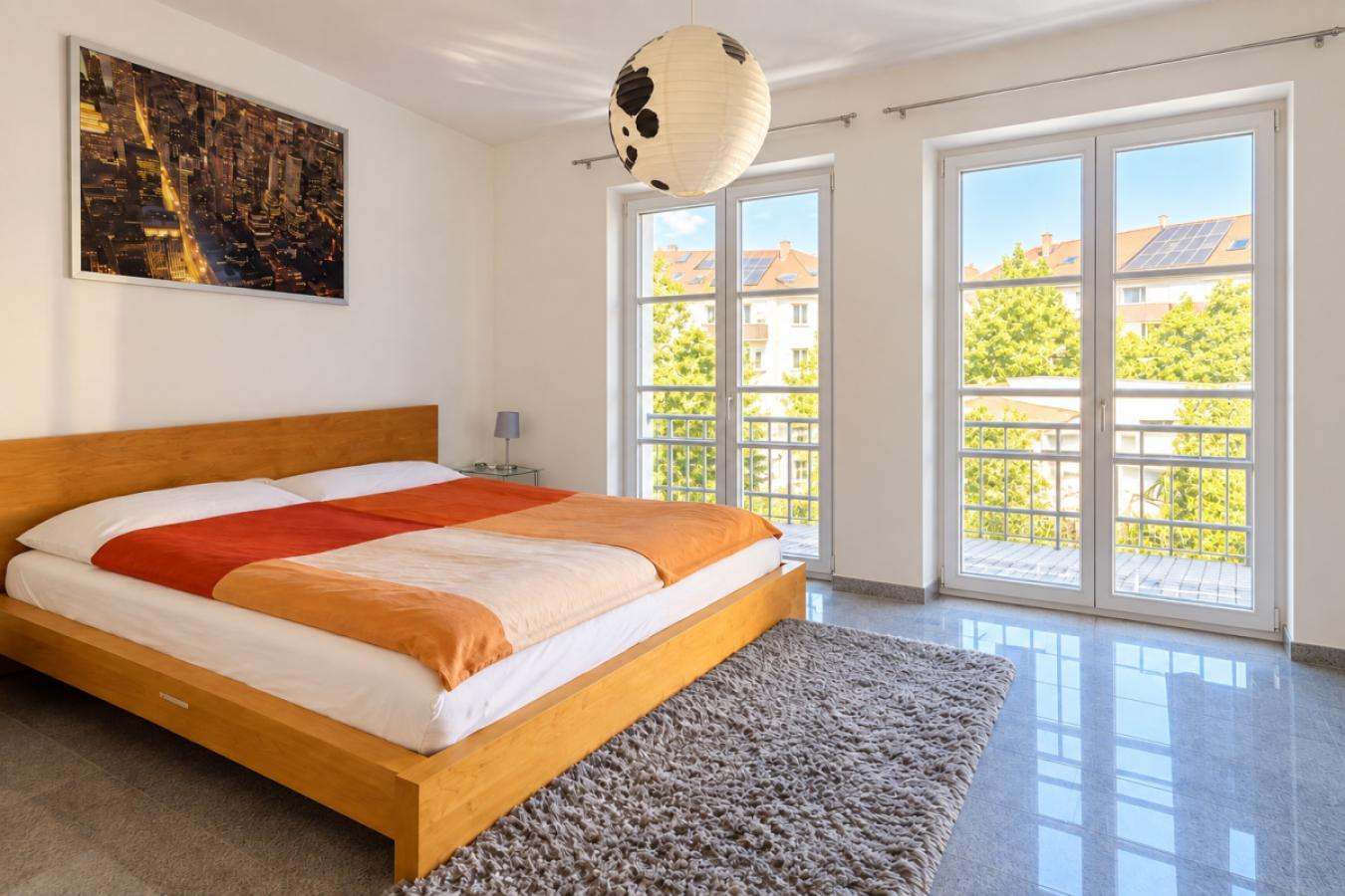 Schlafzimmer ohne Vorhänge mit
