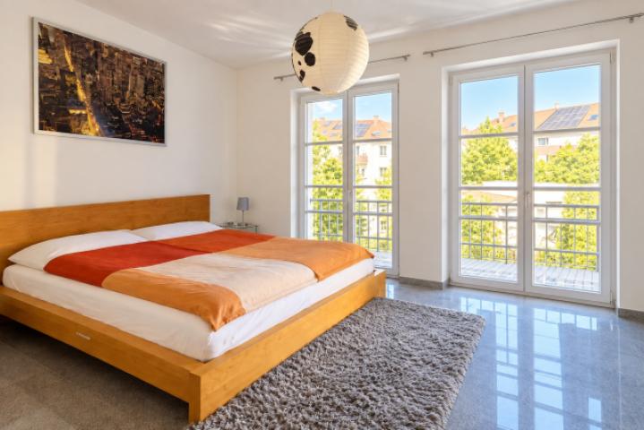 Schlafzimmer ohne Vorhänge mit