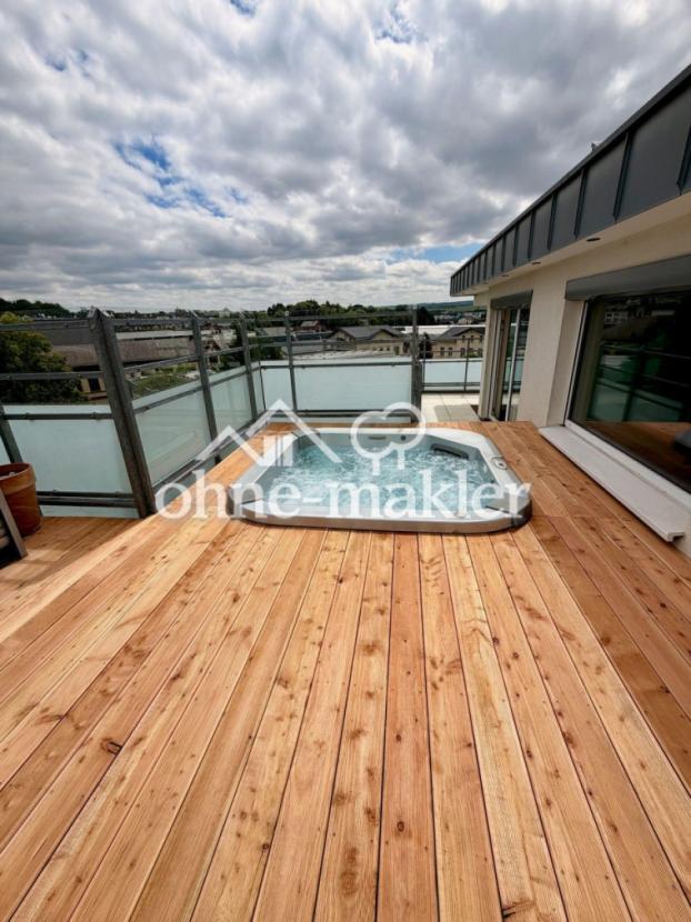 Holzterrasse mit Whirlpool